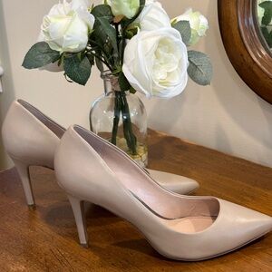Classic tan heeled pump